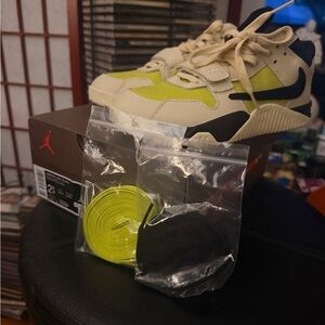 Travis Scott Jordan Kids Sneakers - Bright Cactus and Black size 2.5Y